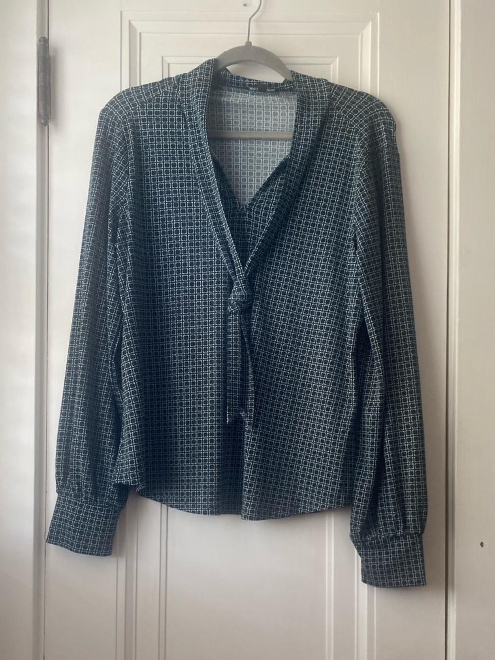 Adrianna Papell stretchy green black geometric tie front blouse shirt L